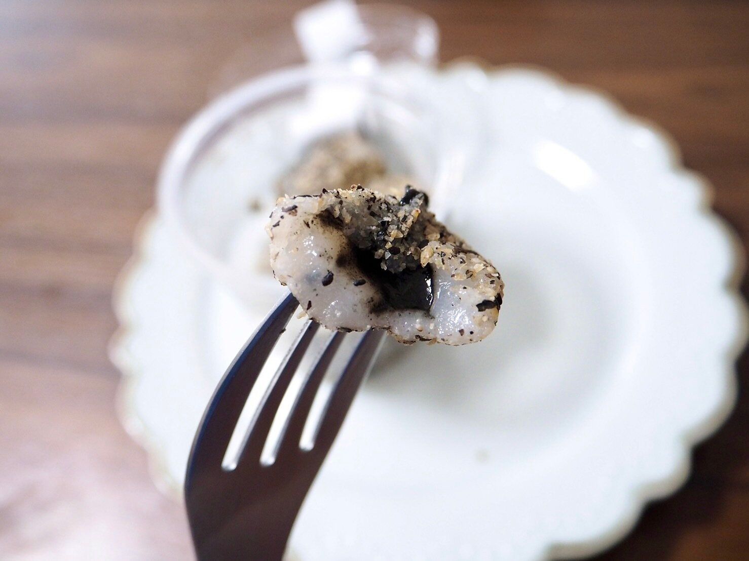 シャトレーゼ「黒胡麻蜜入り団子カップ入」断面写真