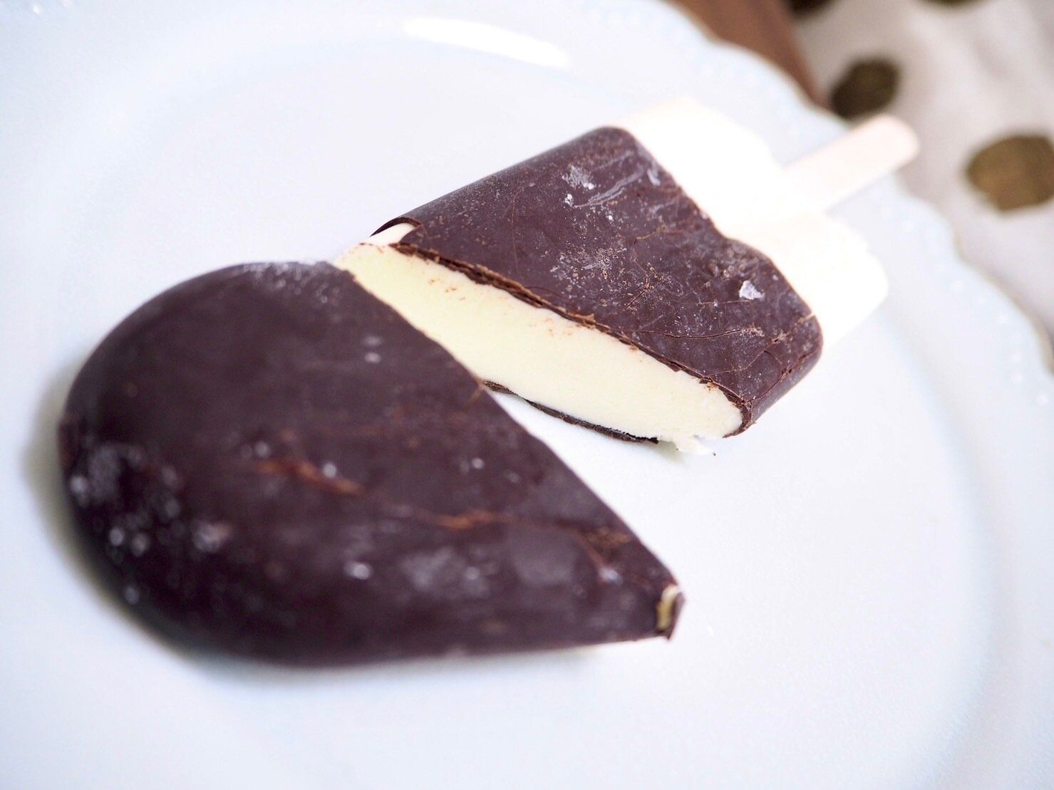 シャトレーゼ「糖質70%カットのアイス　チョコバニラバー」断面写真