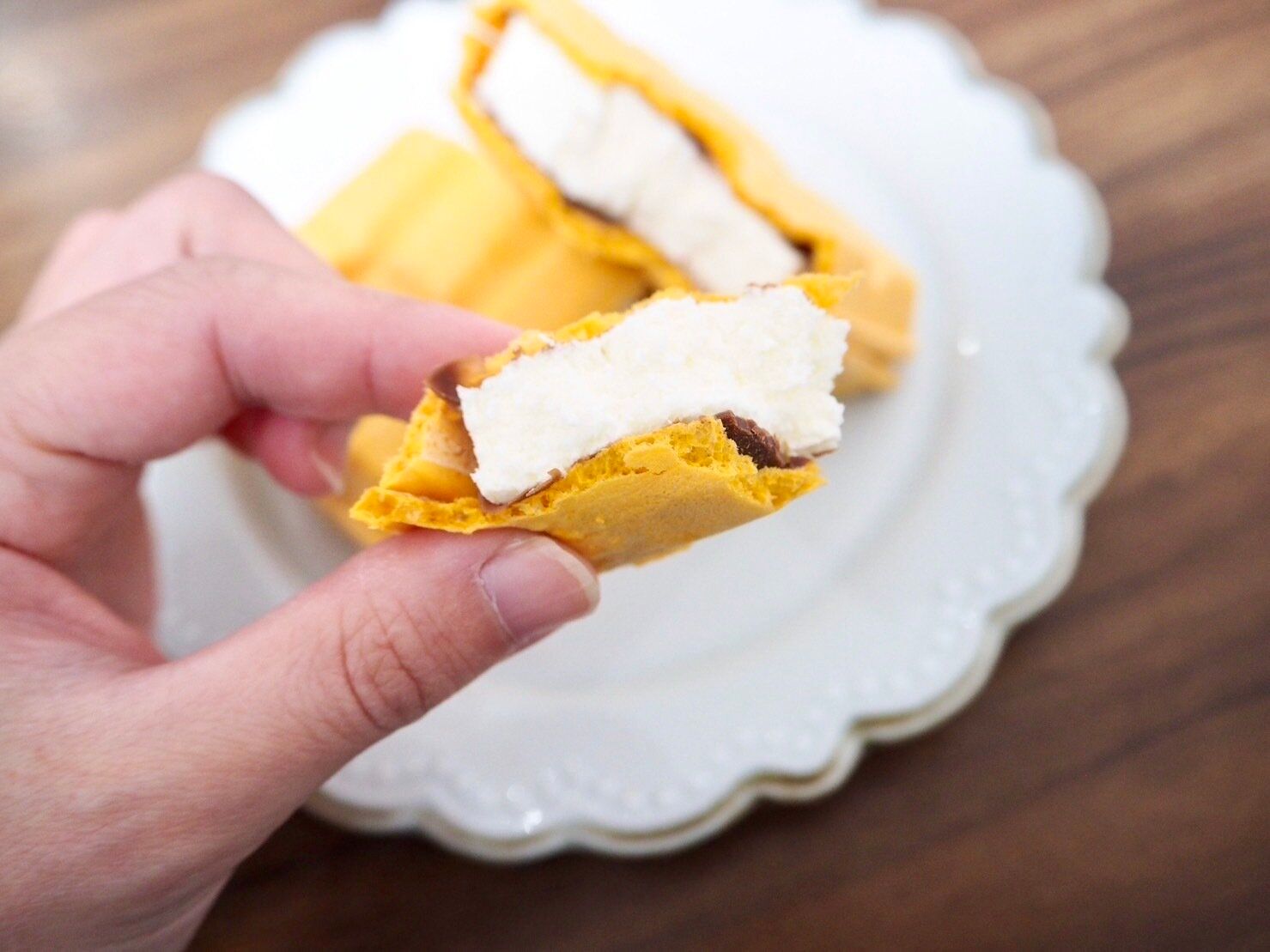 シャトレーゼ「こんがり板チョコモナカ」断面写真