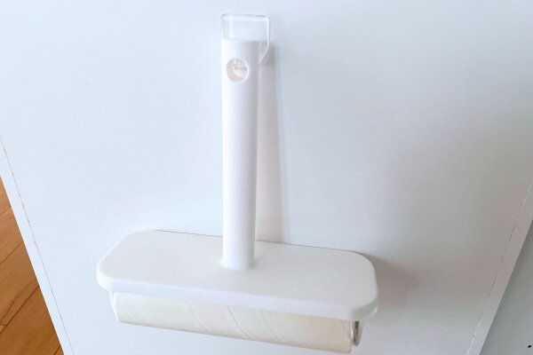 粘着テープ（コロコロ）を掛けて収納している例