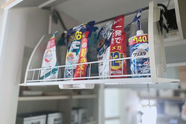 収納内に並ぶ洗剤のストック