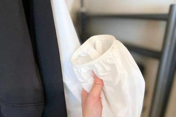 服のヨレや汚れを確認している様子