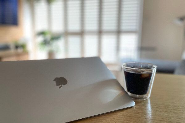 パソコンとコーヒー(インターネットやSNSの身近さを表しています)