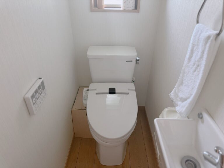 【元住設メーカー勤務が指摘】意外と知らない！「トイレ掃除」でやってはいけないNG掃除