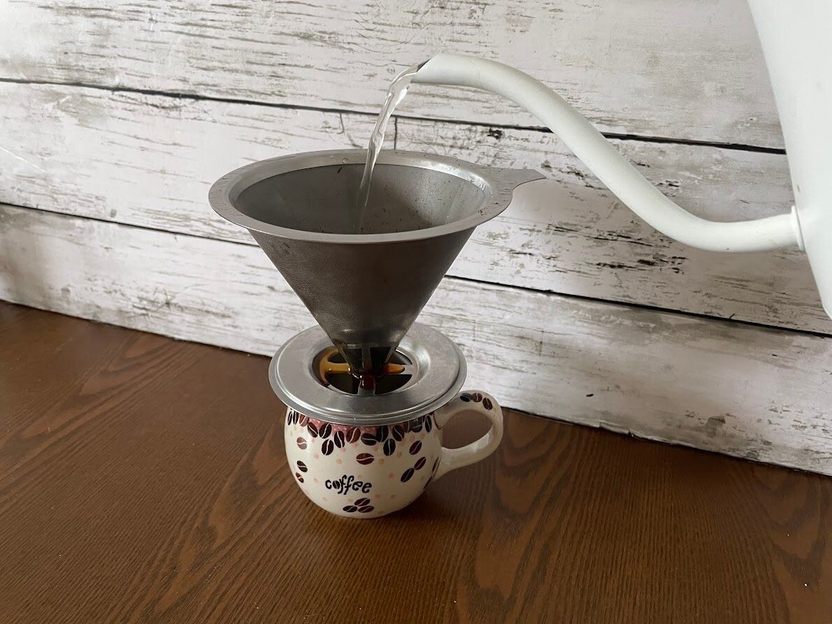 ドリッパーでマグカップにコーヒーを落とすところ