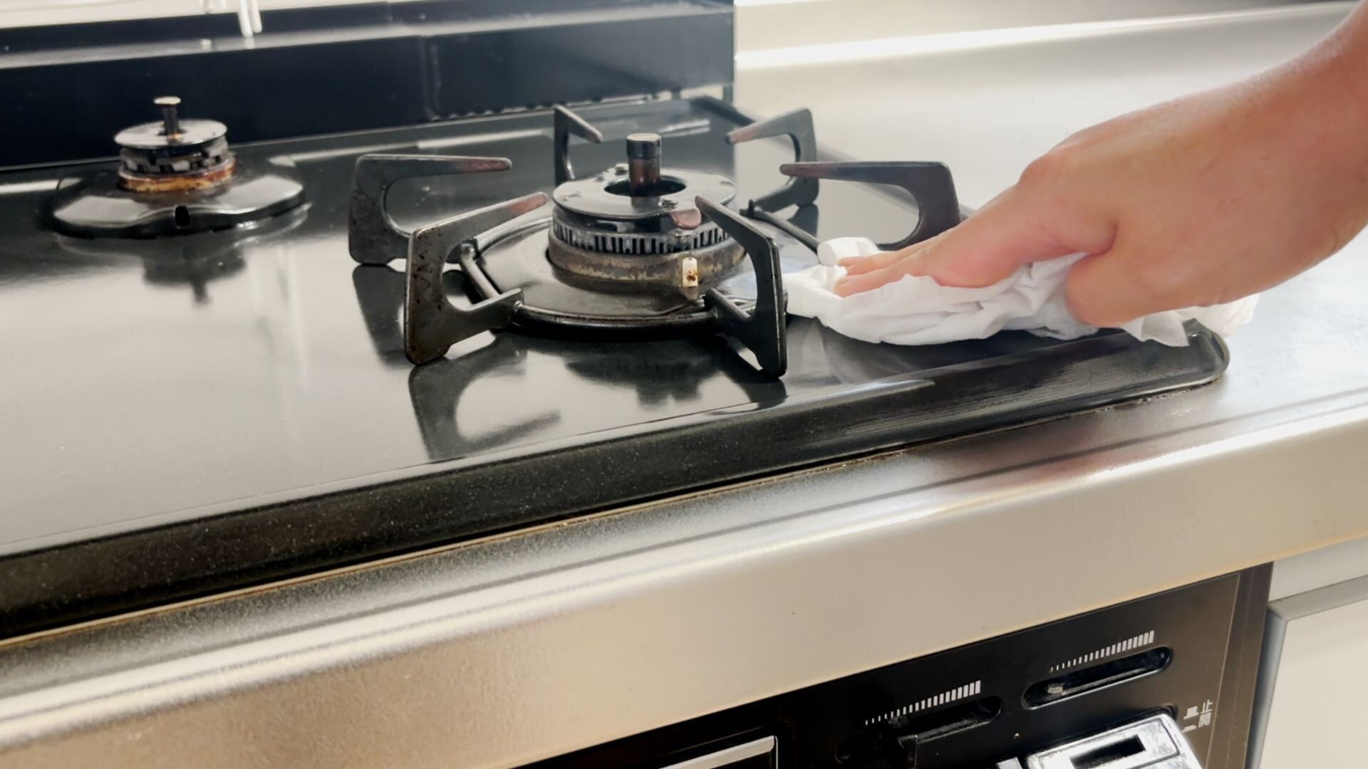 コンロ使用後にコンロ台を拭く