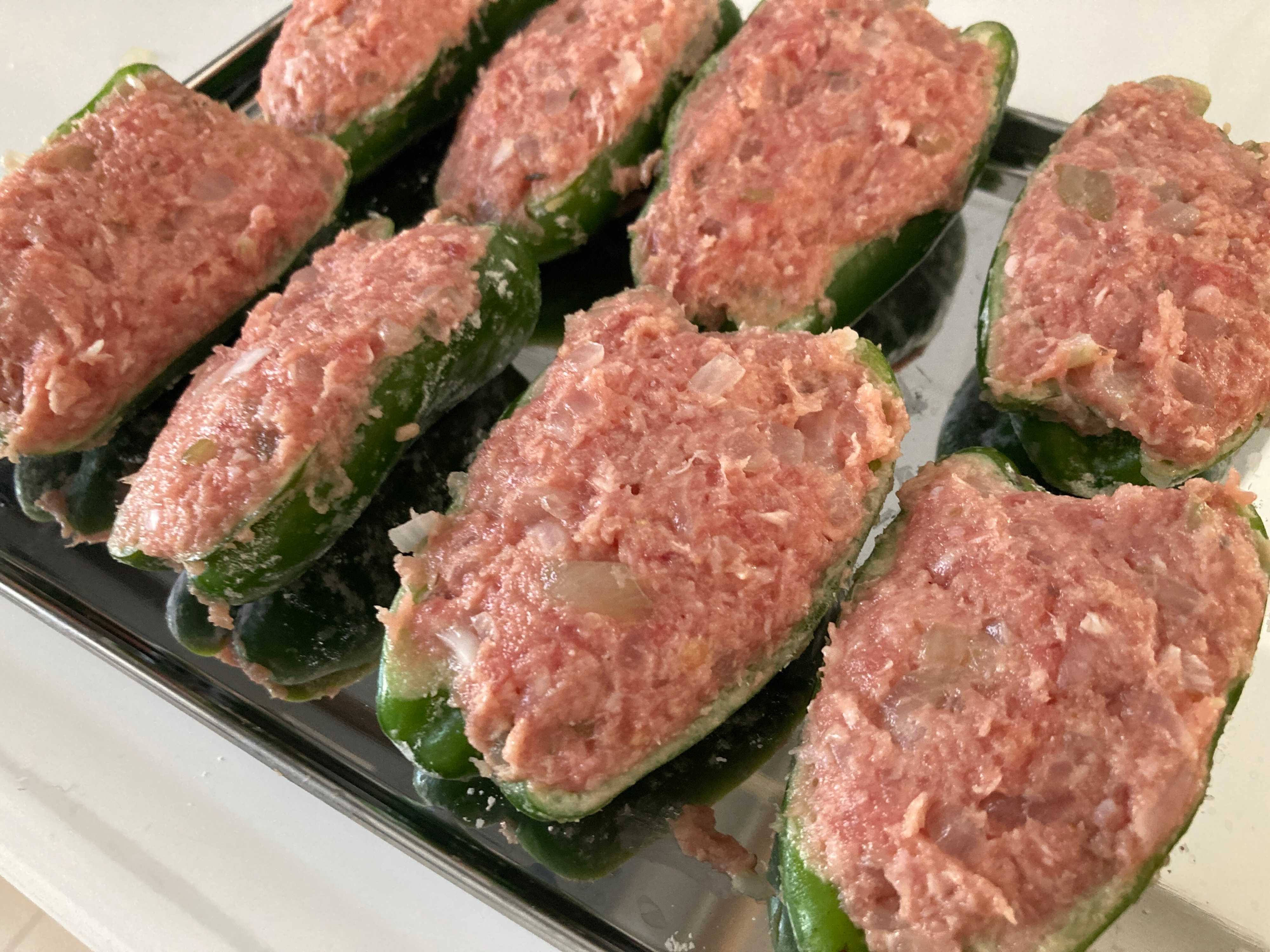 隙間なく肉ダネを詰め込んだピーマンの肉詰め