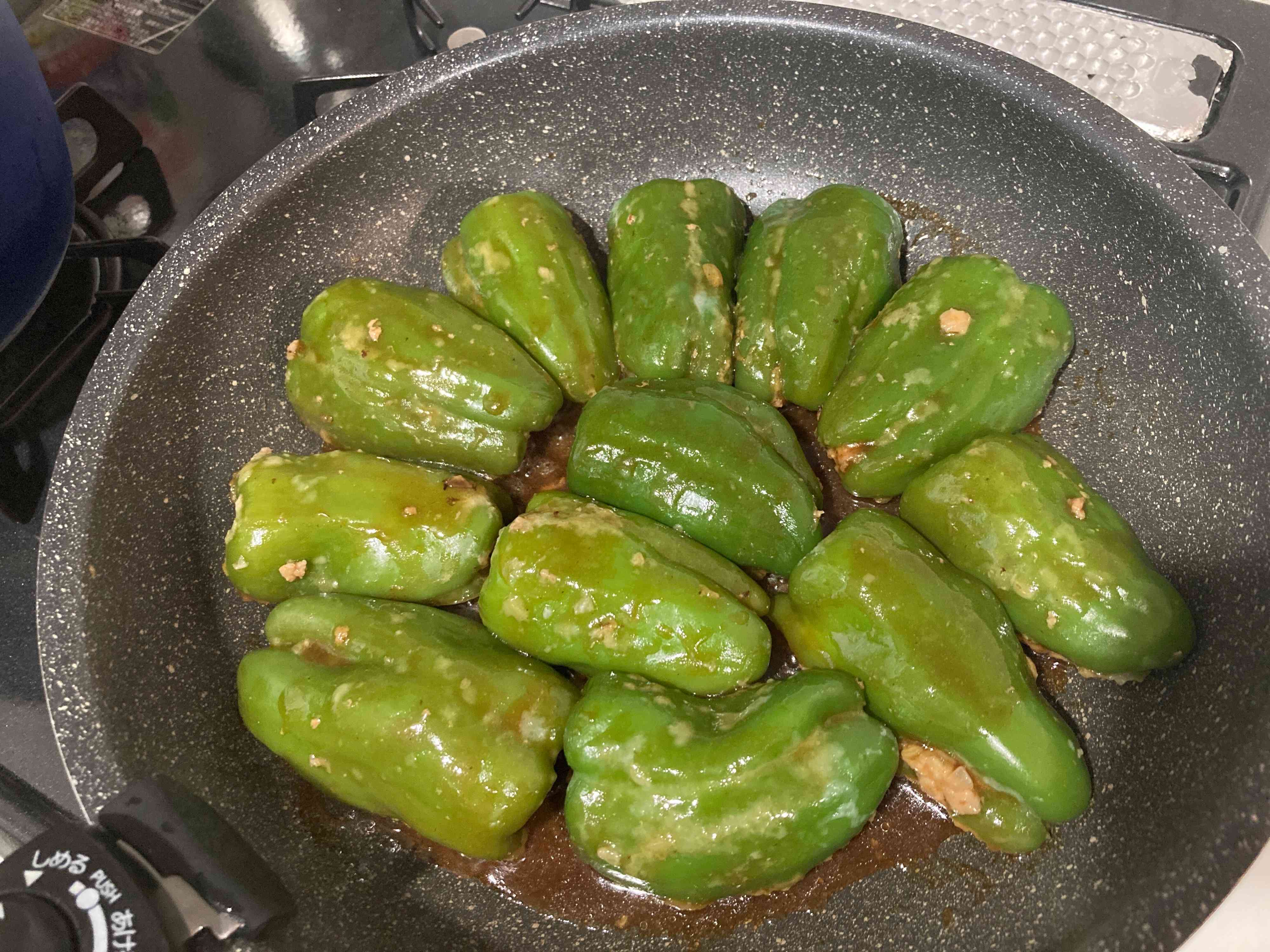 肉側だけを焼いているピーマンの肉詰め