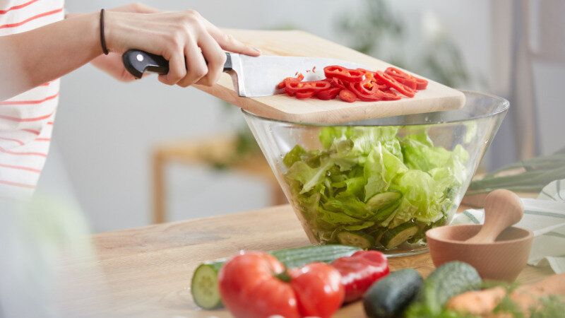 下ごしらえをする女性