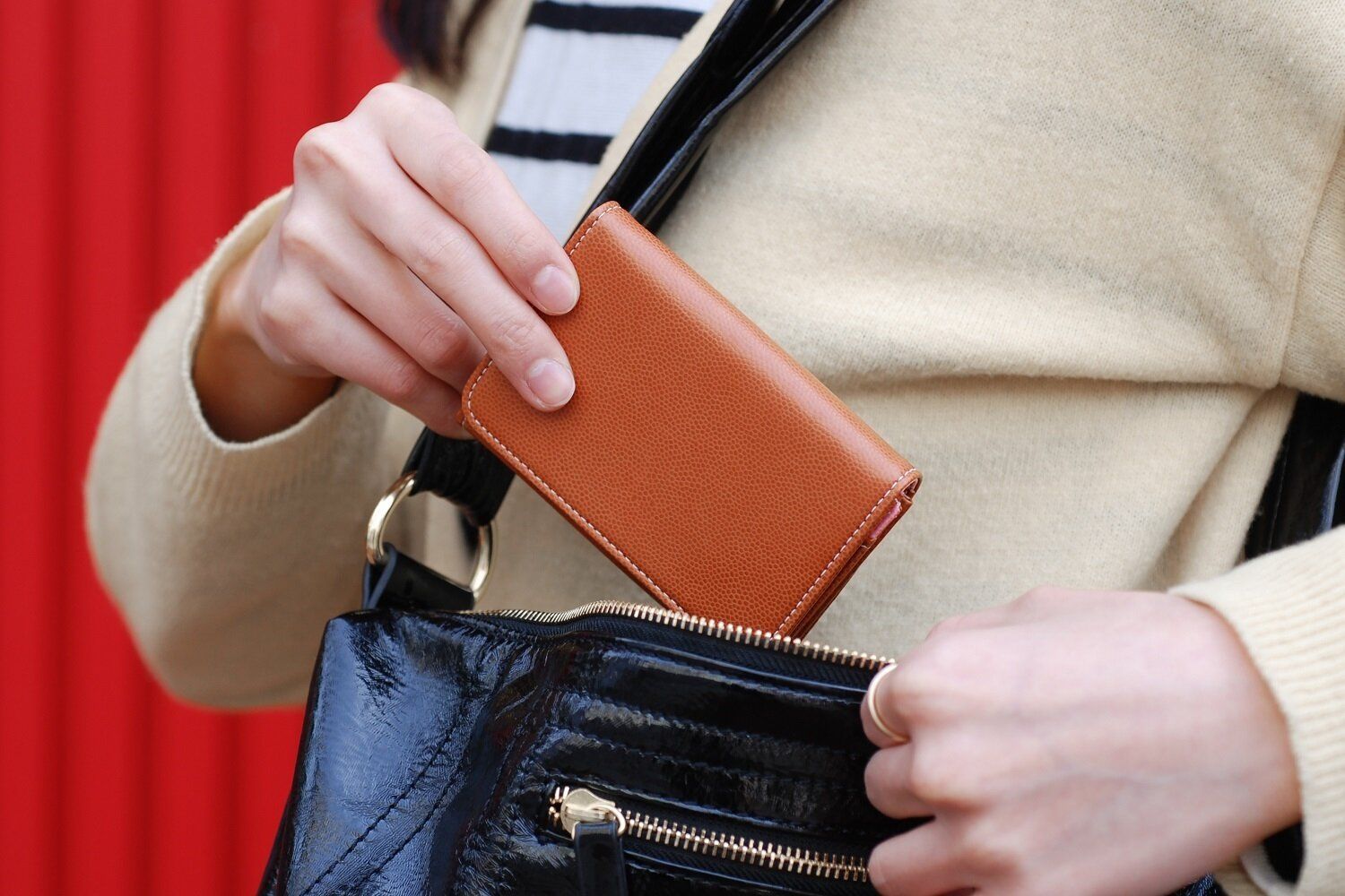 お金持ちはみんな買っていた!秋の「実り財布」の特徴は?何色がいい? 【Dr.コパの風水解説】