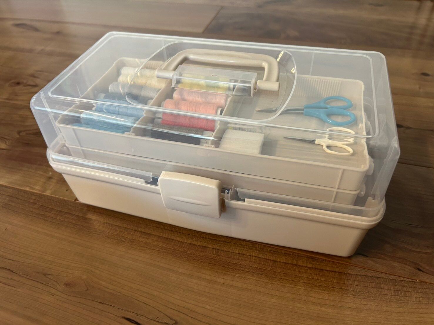 仕切り付が便利なダイソーのツールボックス