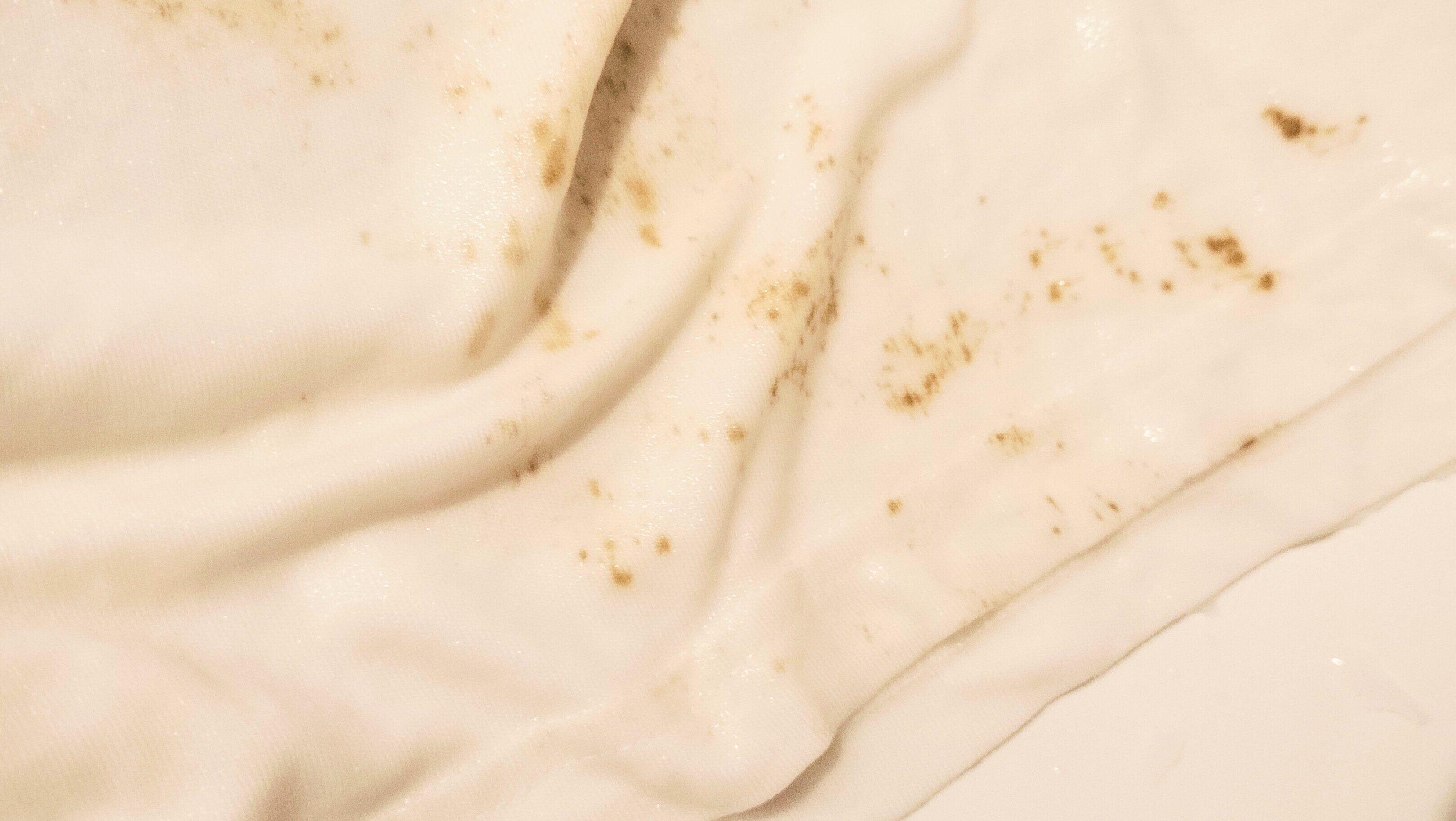 泥汚れの白いTシャツ