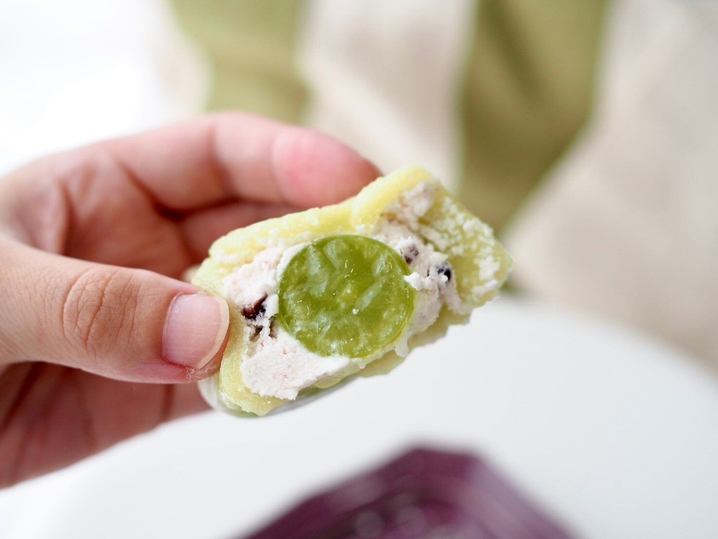 シャトレーゼ「山梨県産シャインマスカットのホイップクリーム大福」断面写真