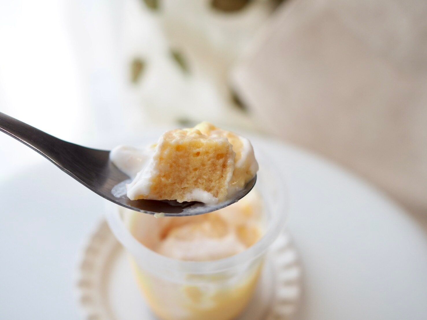 シャトレーゼ「バウムプリン」スプーンのせ写真