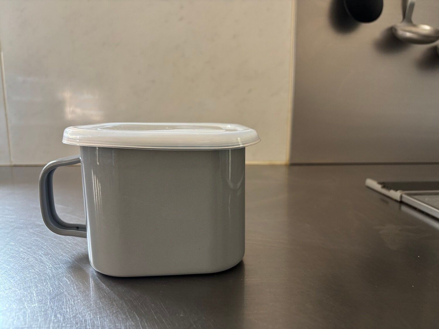 【3COINS】グレー色がかわいすぎる!機能もうれしいホーロー容器