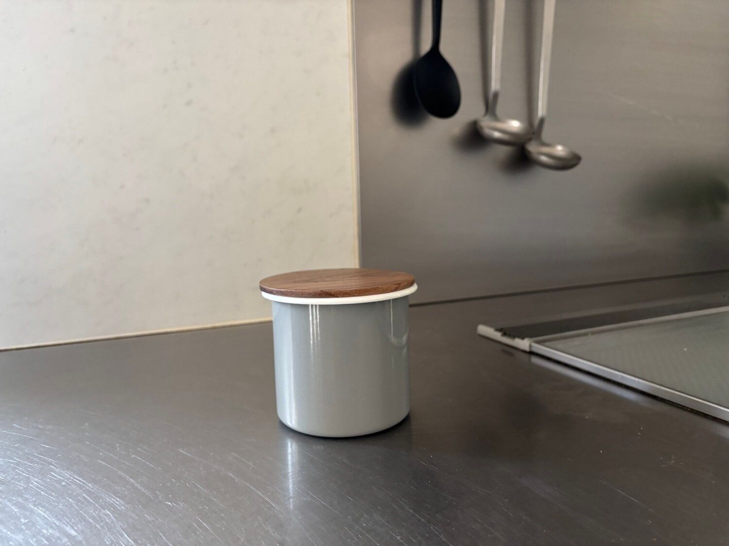 【3COINS】グレー色がかわいすぎる!機能もうれしいホーロー容器