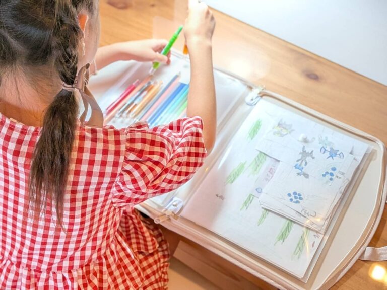 【ダイソー】秋のお出かけにもピッタリ！見た目以上の収納力「お絵かきバッグ」収納のプロも太鼓判！