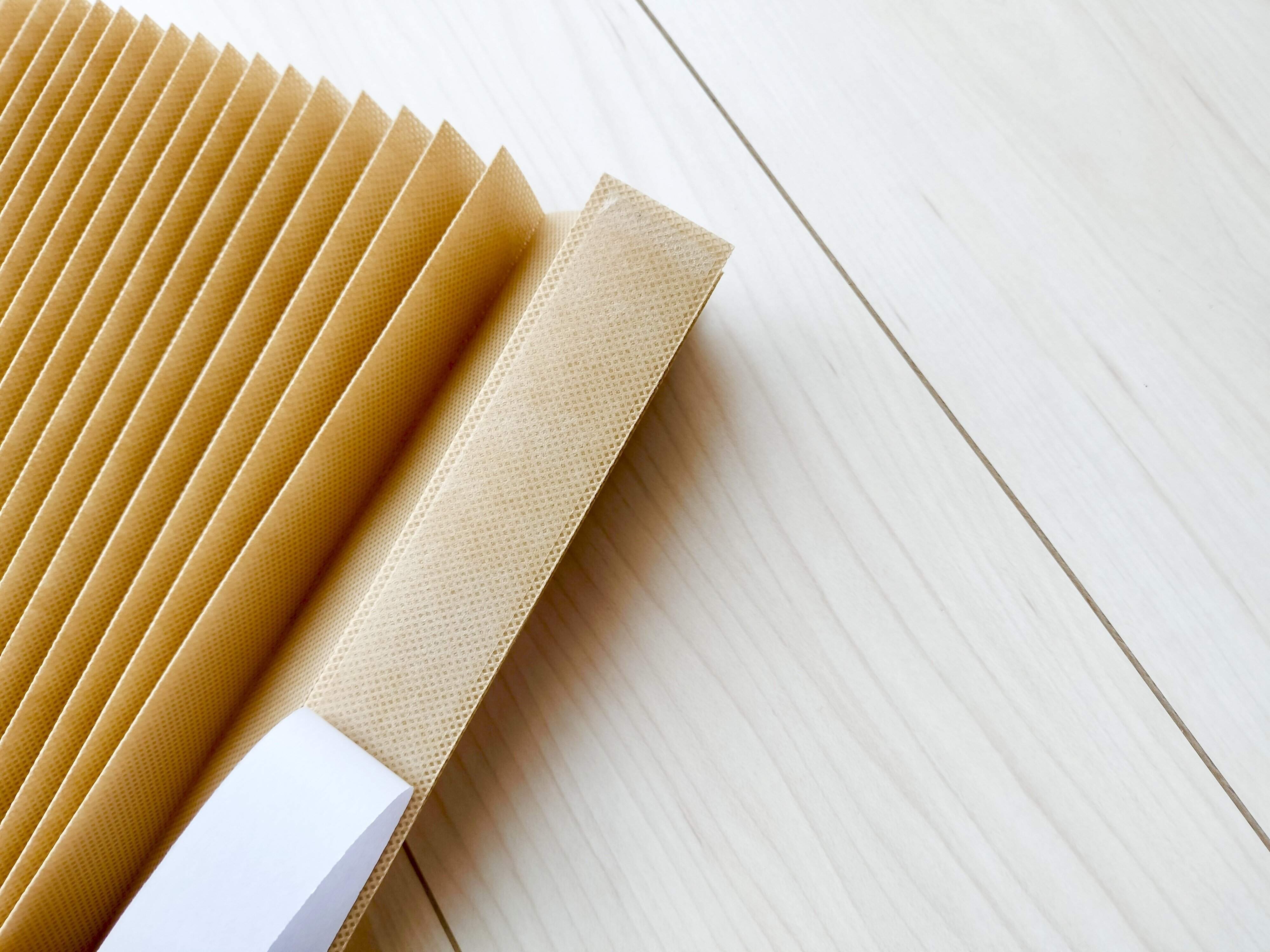 不織布ブラインドの両面テープを剥がしたところ