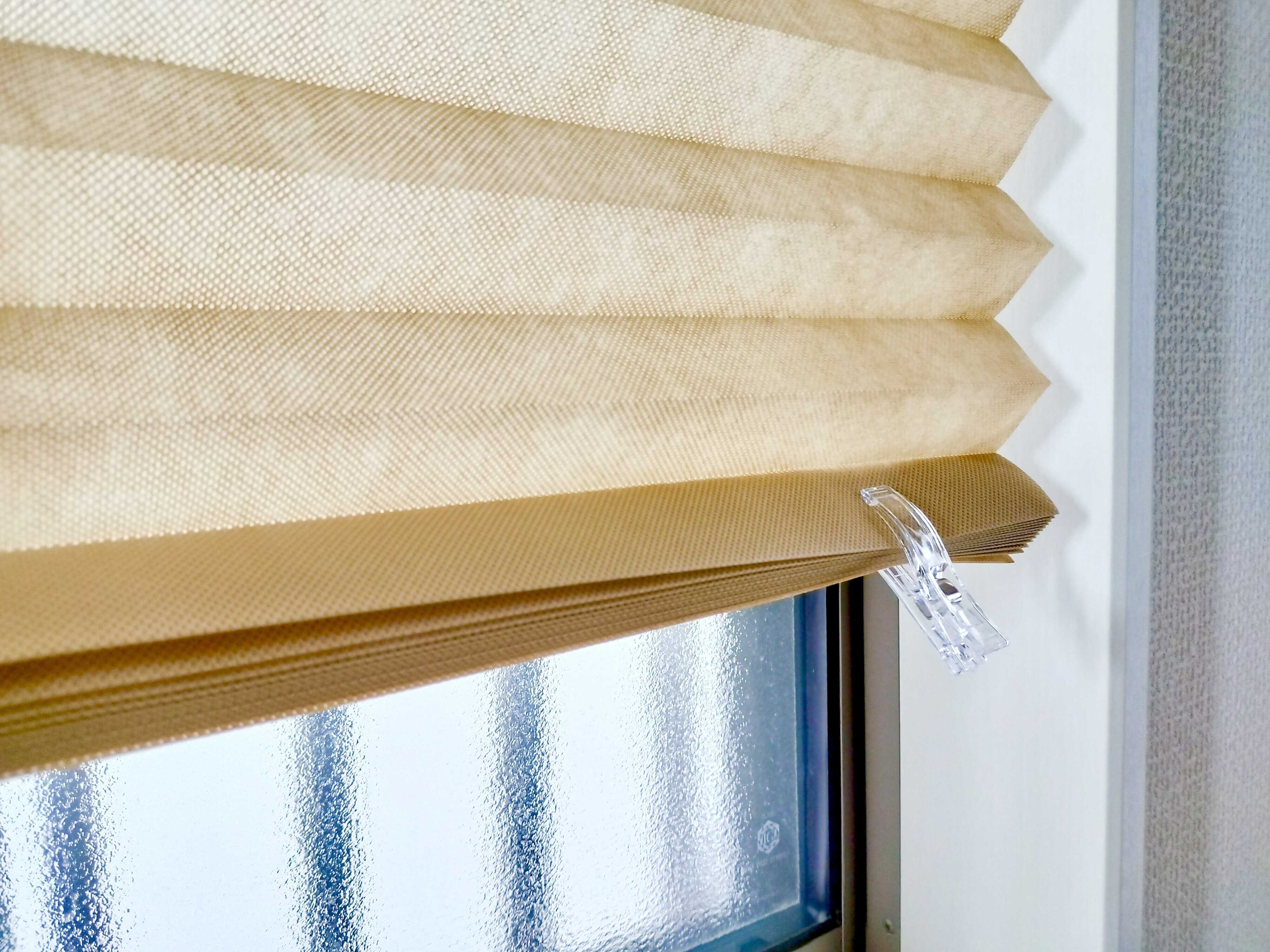 不織布ブラインドをクリップで留めたところ