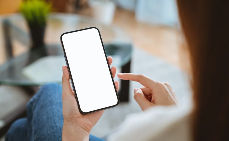 どこでもスマホを見てると運気が下がる⁉やってはいけない！運気を下げるスマホの使い方【Dr.コパの風水解説】