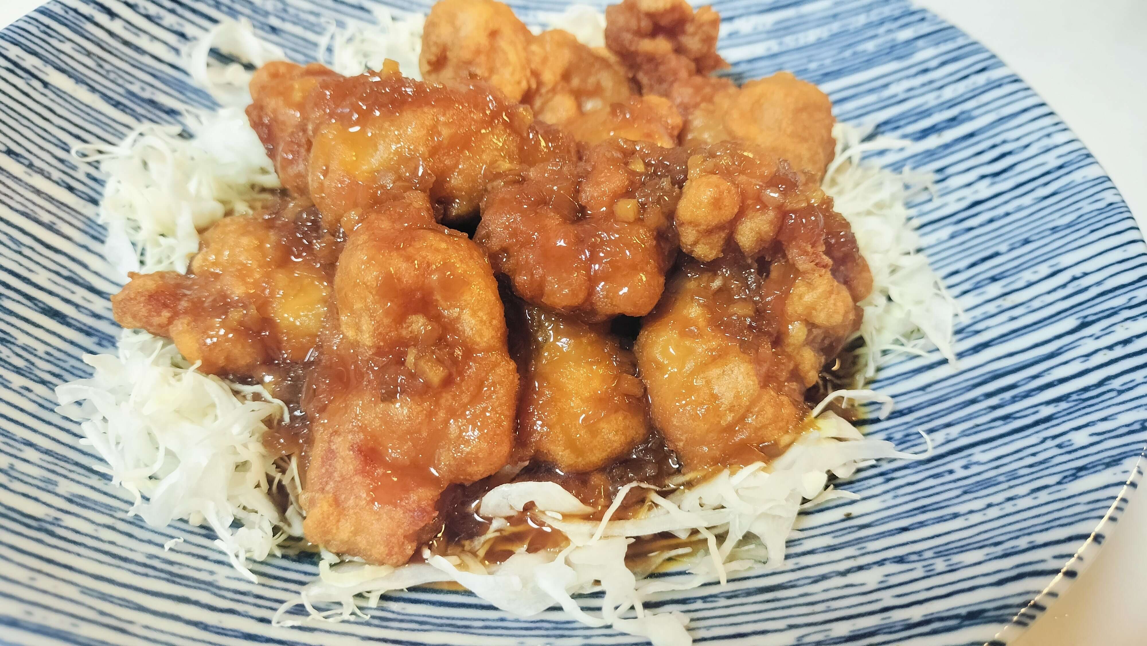 たっぷりのタレがかかった油淋鶏