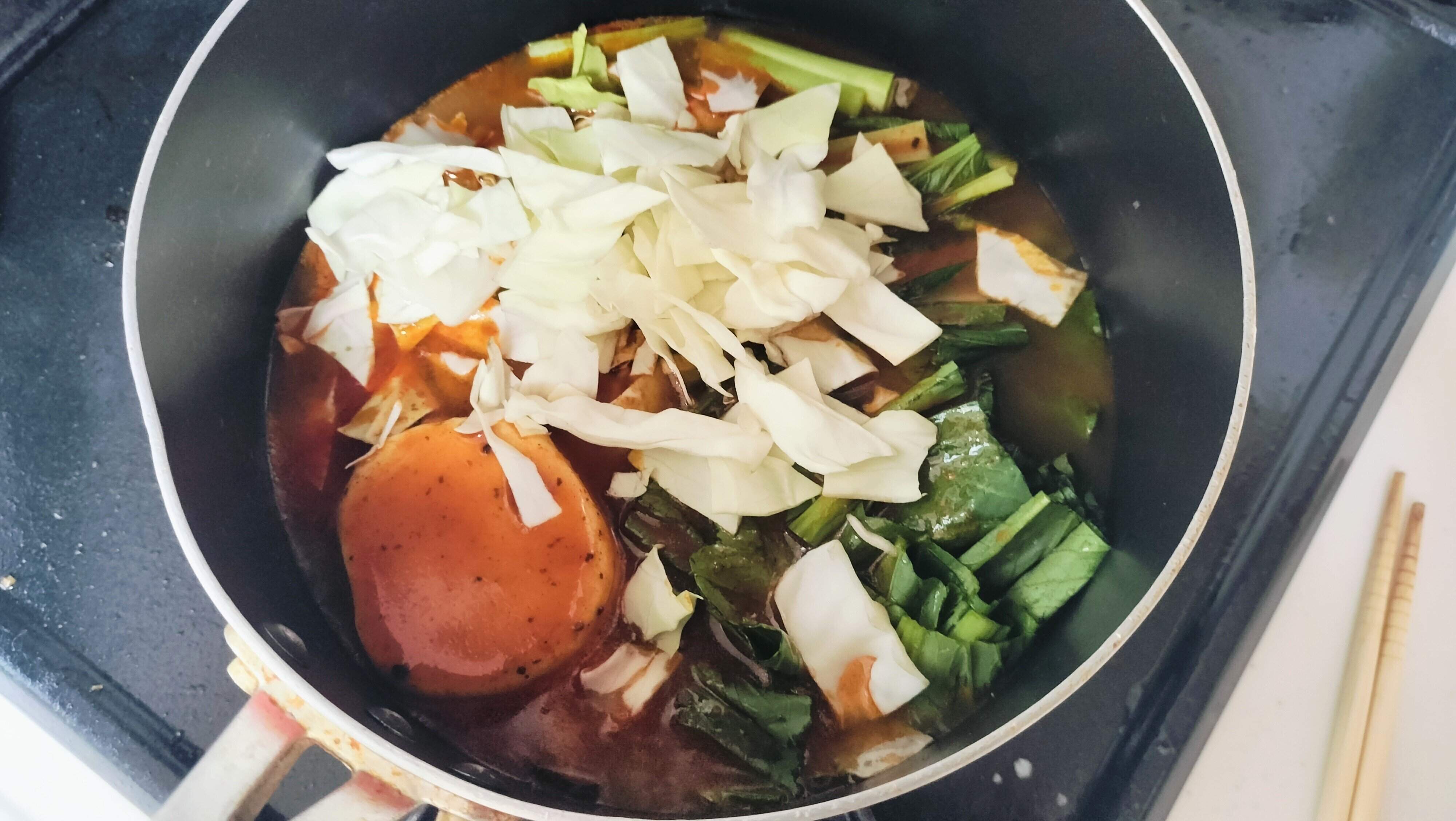 具材と水と麻辣燙の素をいれる