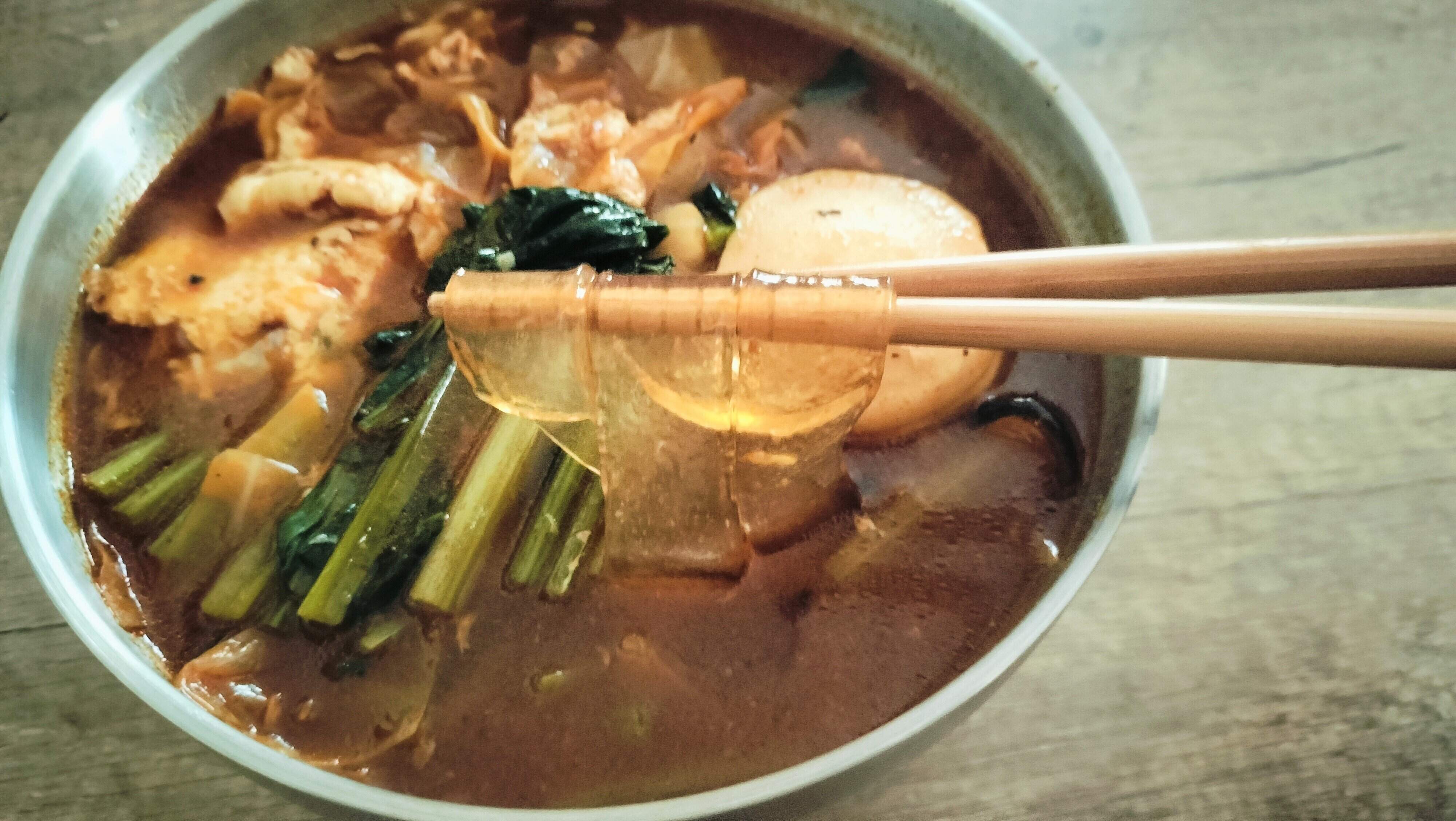 ほどよく赤いスープをすった春雨