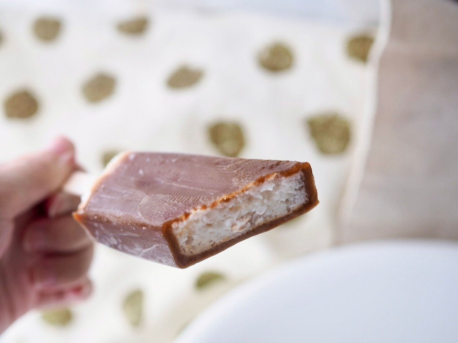 シャトレーゼ「やわらか氷バー クラフトコーラ」断面写真