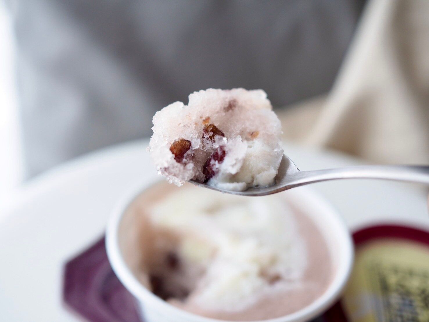 シャトレーゼ「白州名水かき氷 練乳金時 北海道産小豆の甘納豆入り」商品写真