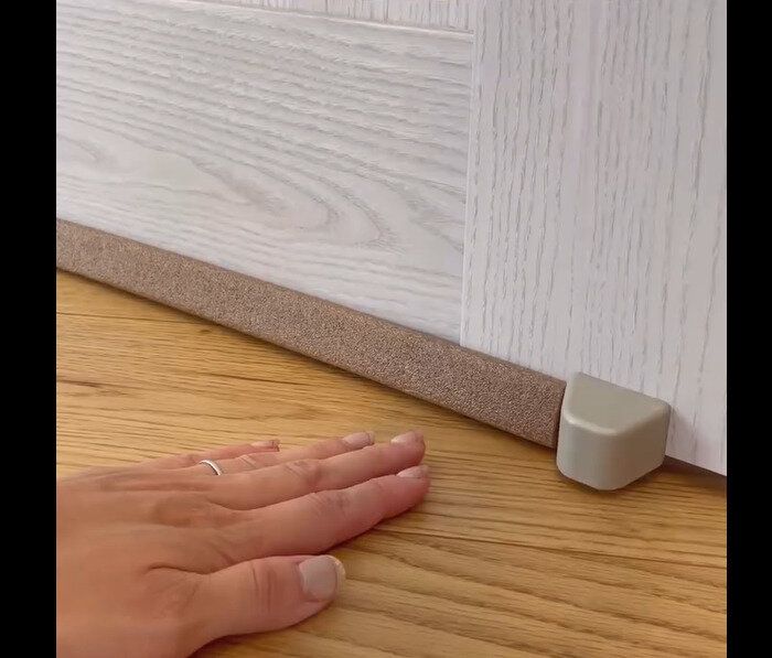 【3COINS】手軽に対策できる！ドラフトストッパー