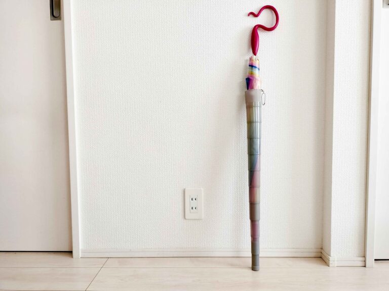 【ダイソー】濡れた傘を持ち歩くストレスゼロ！雨の日が超快適になる神アイテムを一瞬でさらに使いやすく！