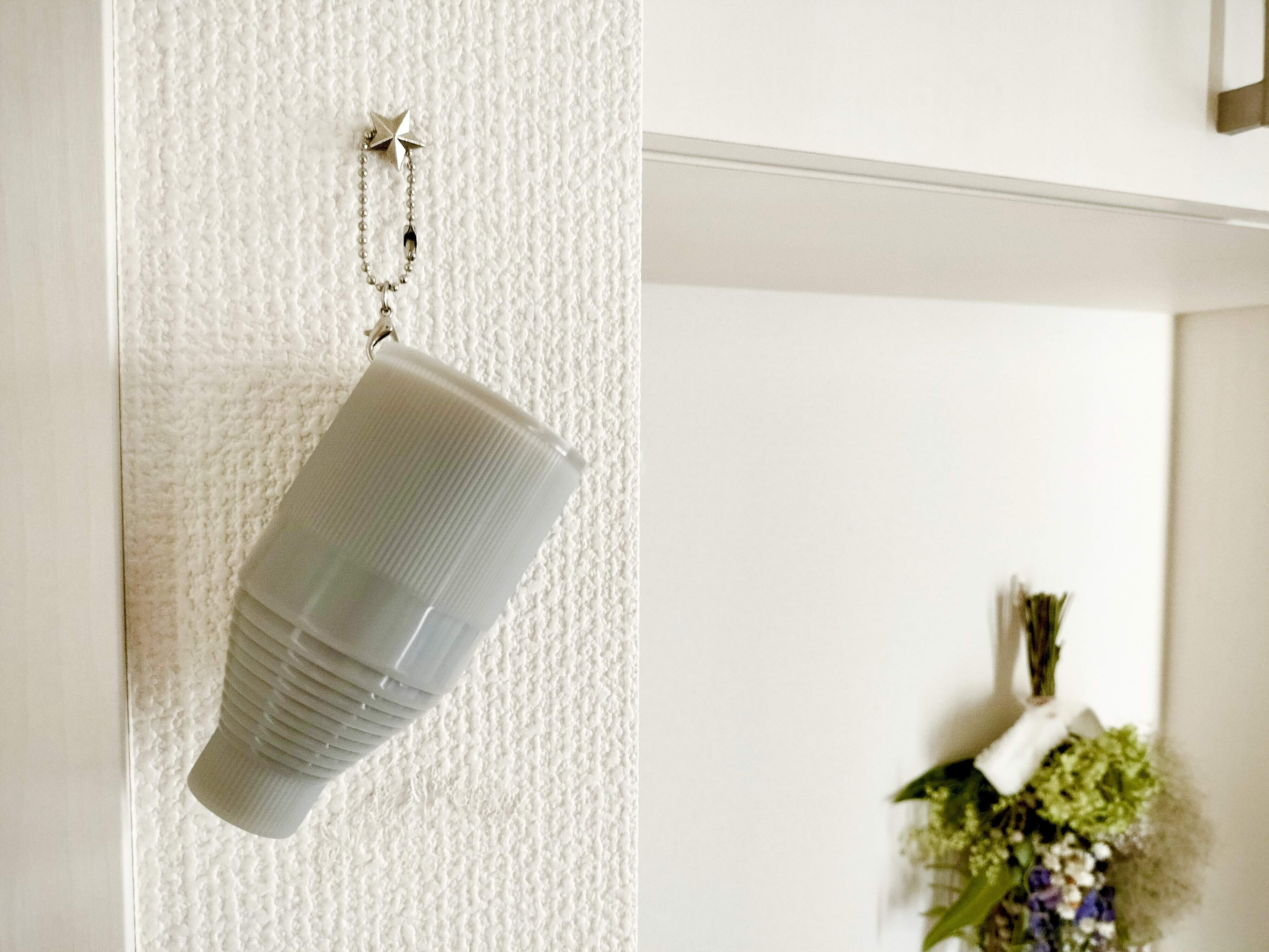 フックに掛けた伸縮傘カバー