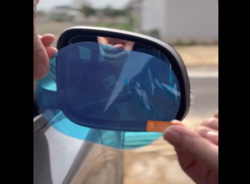 【セリア】雨の日でもよく見える！車用曇り止めフィルム