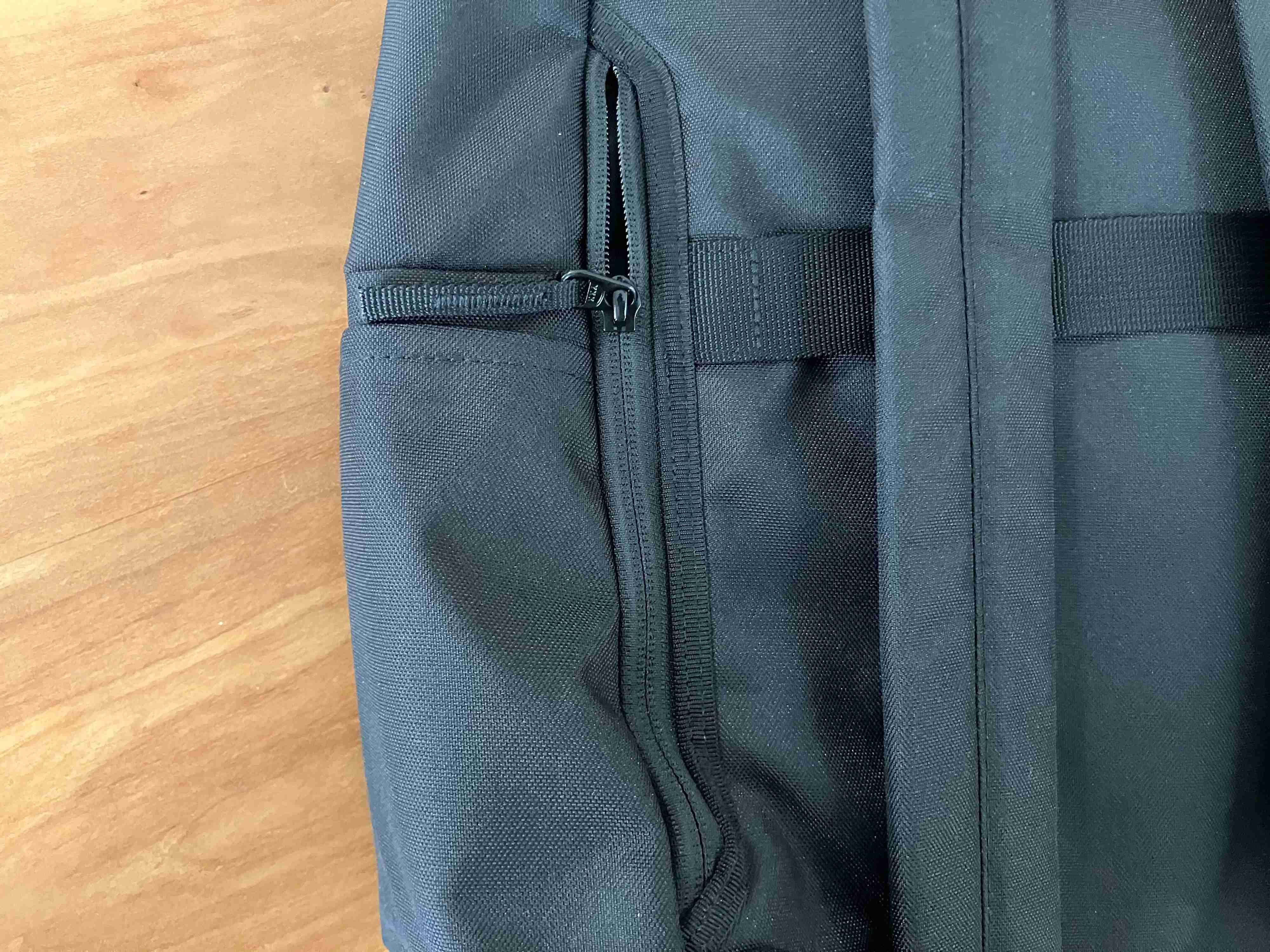 背面ファスナー