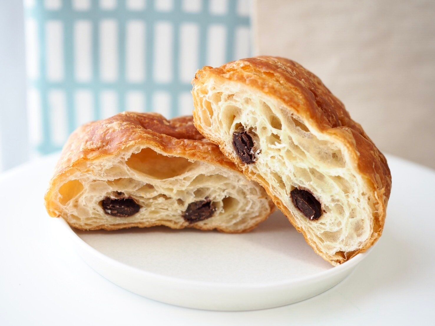 シャトレーゼ「フランス産発酵バターのパン・オ・ショコラ」断面写真