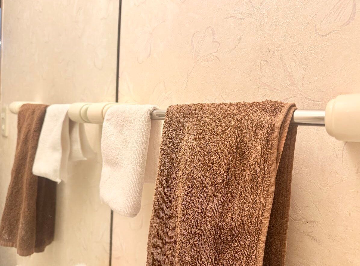 洗面台のタオルの隣にマイクロファイバーぞうきん