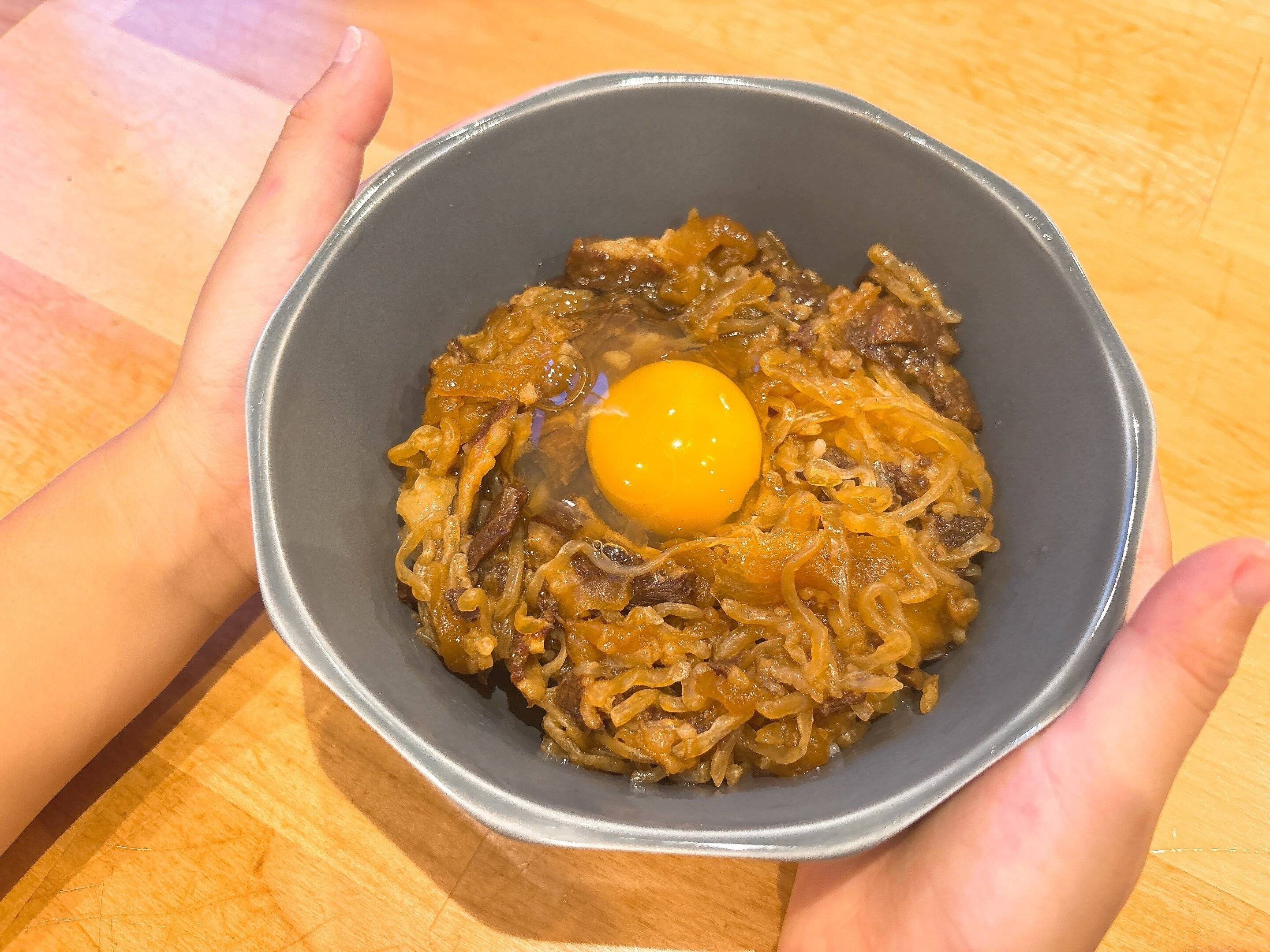 牛丼に生卵のトッピング