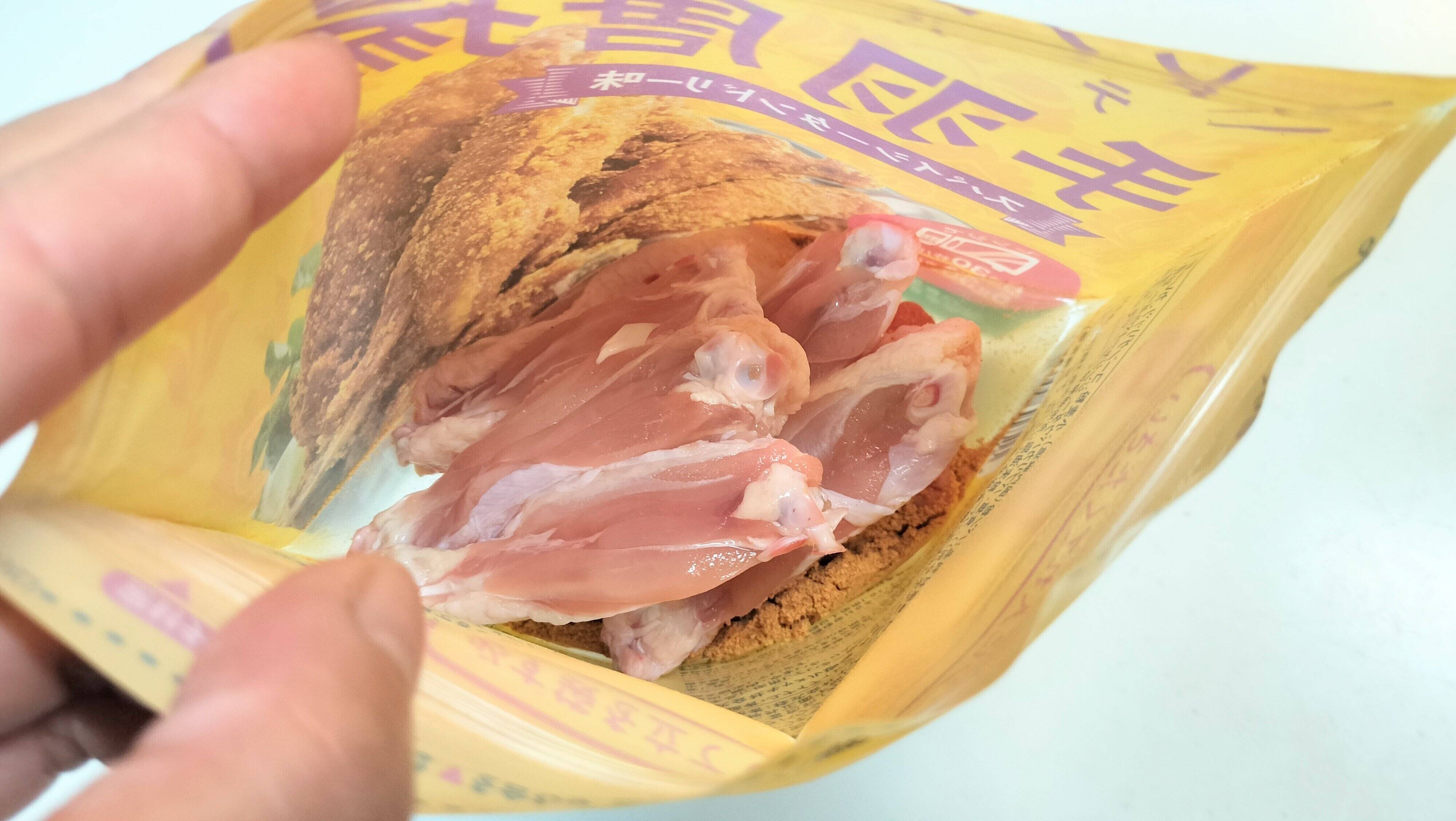 手羽中をパッケージ内に入れる