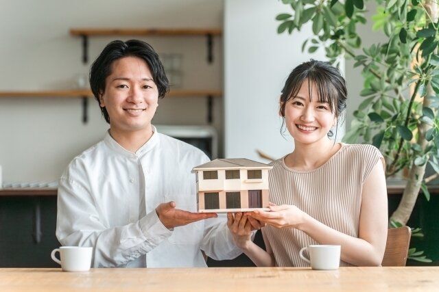 住宅について考える夫婦