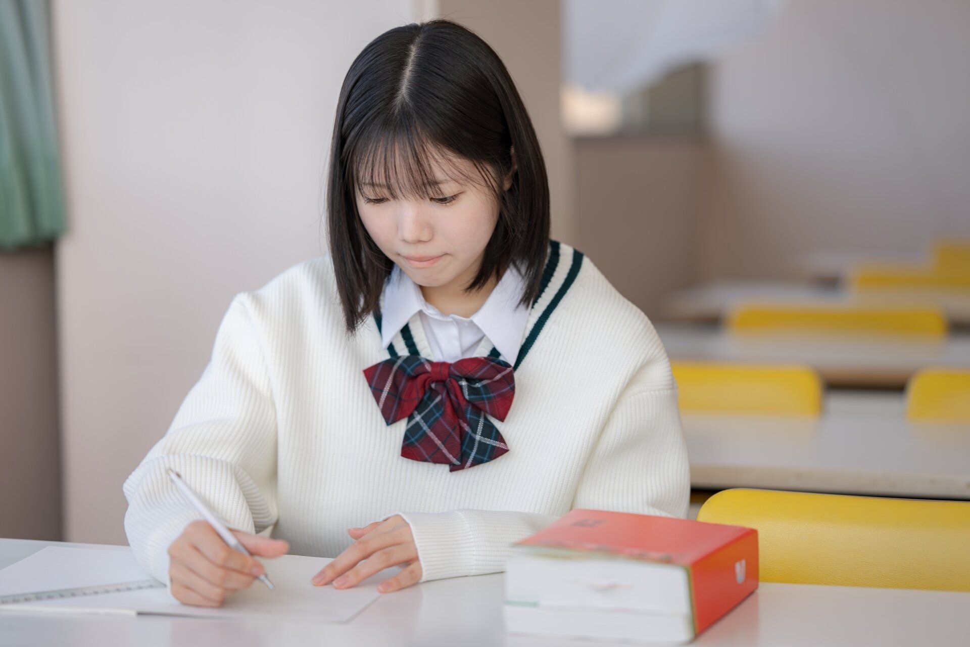 勉強する中学生