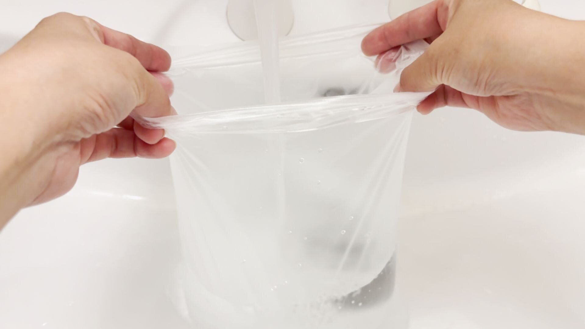 ポリ袋の中へ水を入れる