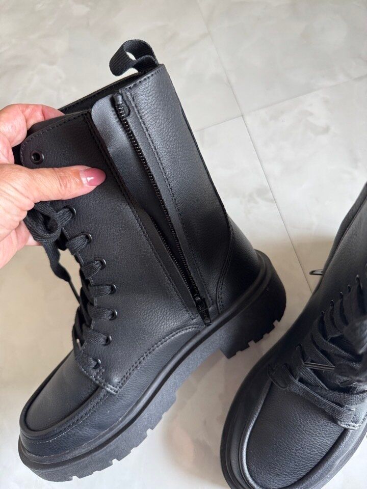 ユニクロシー レースアップショートブーツ