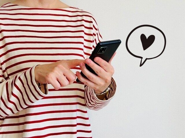 スマホをチェックする女性