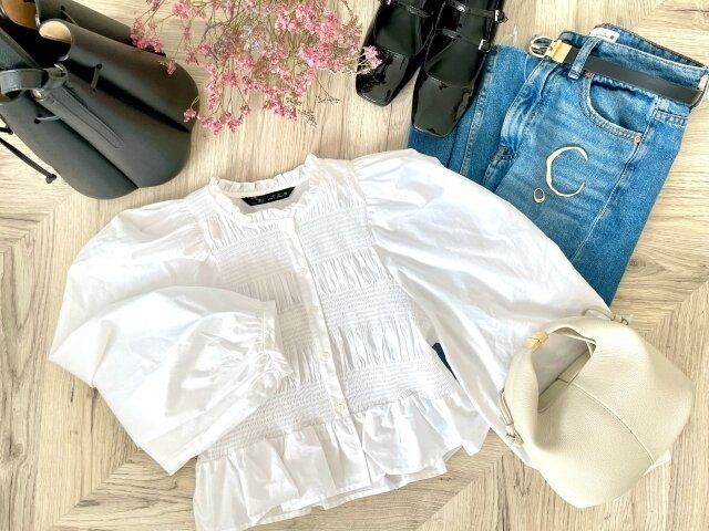 白いブラウスとデニム