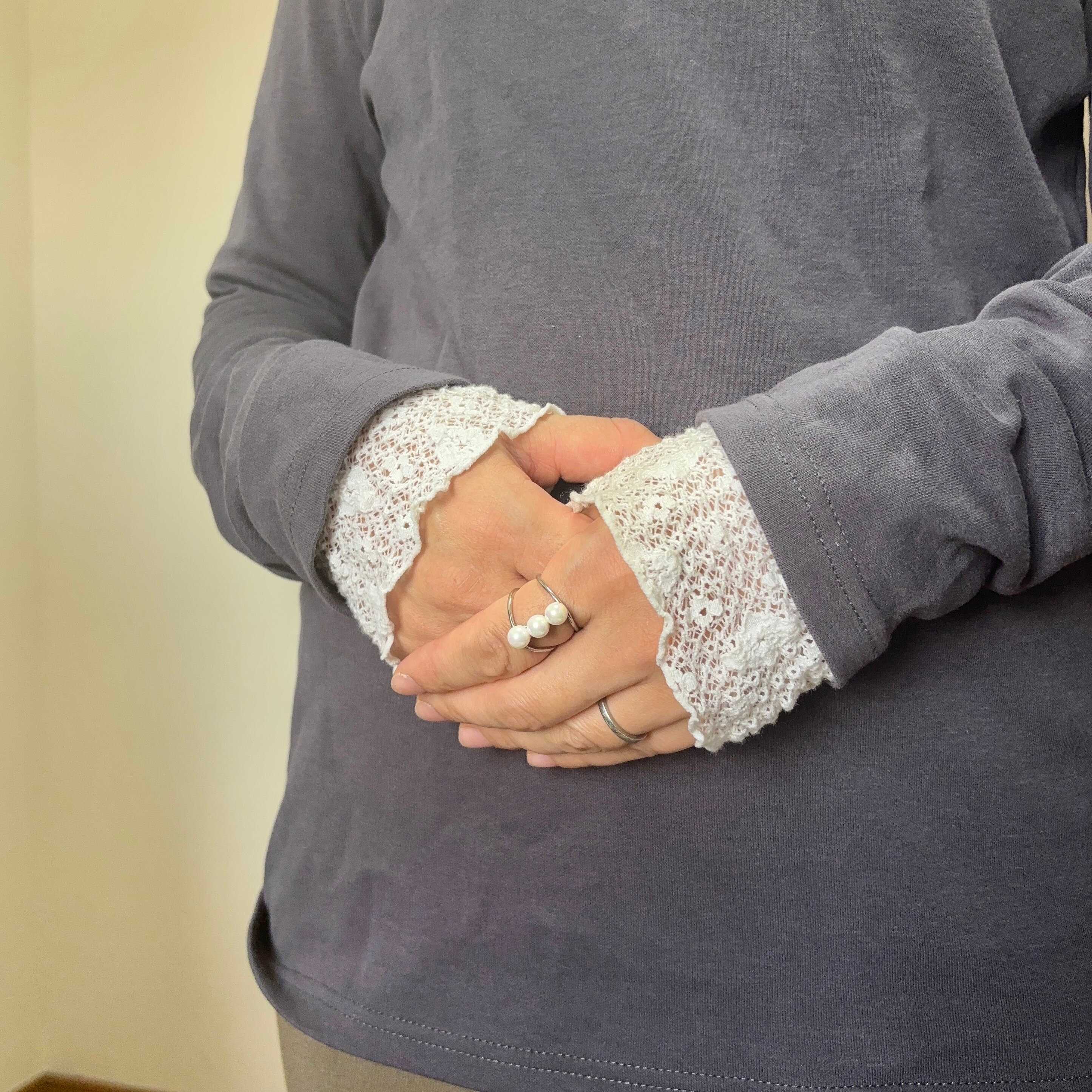 袖からレースチラ見せ