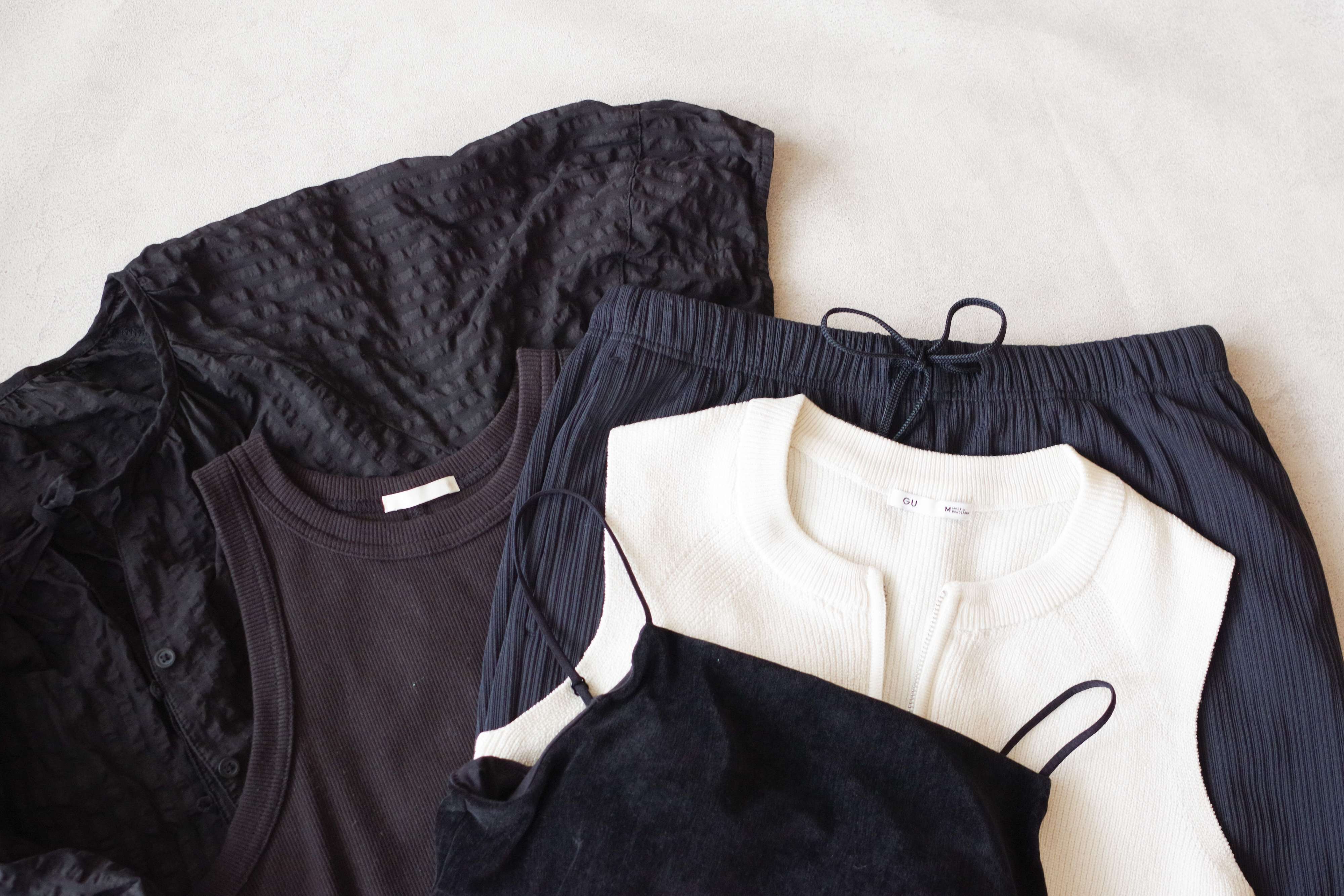 「迷ったら定番カラーを買って!」1枚買えば長く着回せる【ユニクロ&GU】の白&黒アイテム