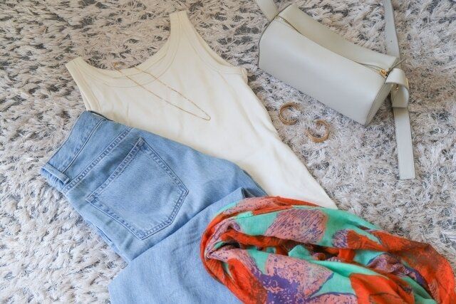 タンクトップとデニムのコーディネート