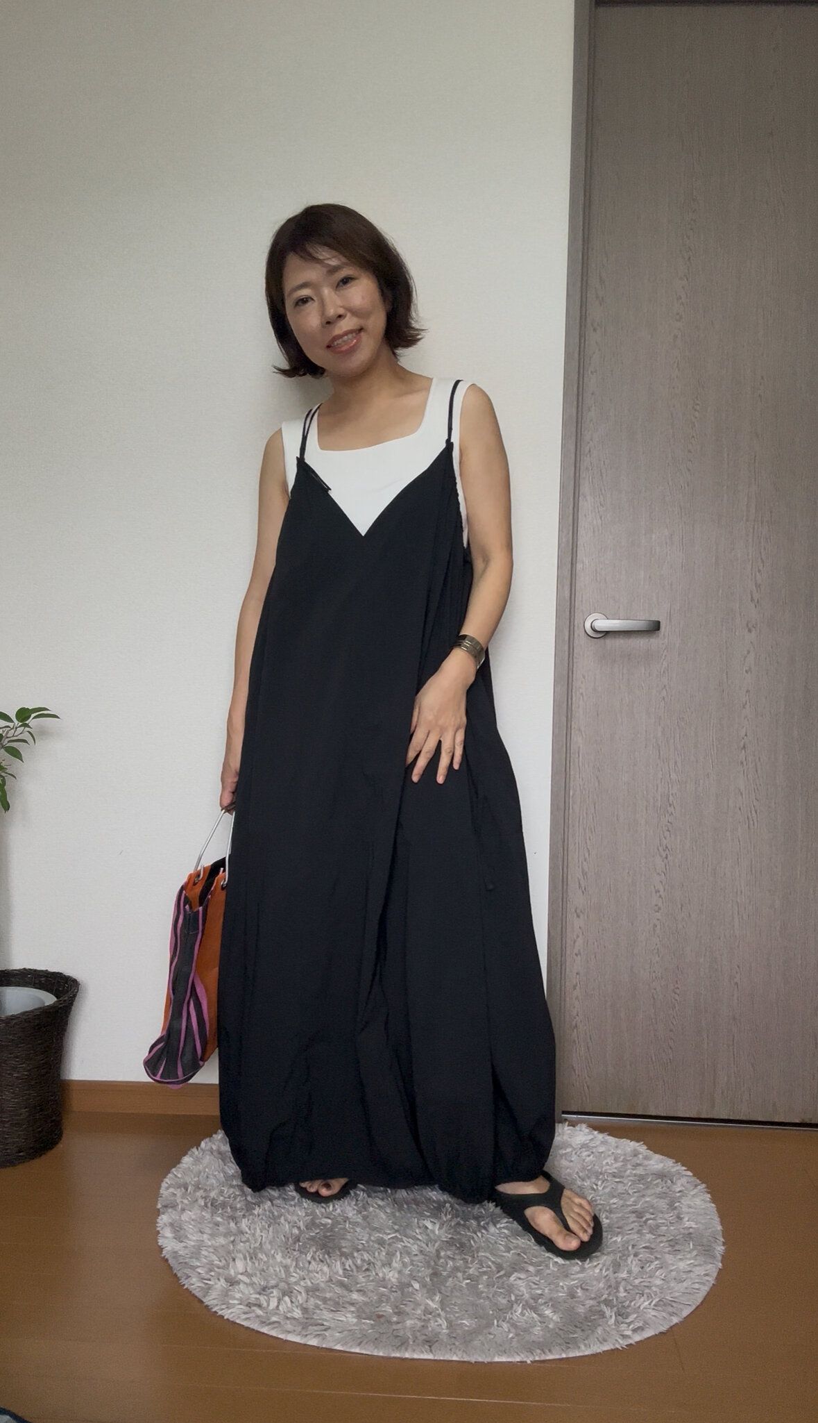 ワンピースとタンクトップのコーデ