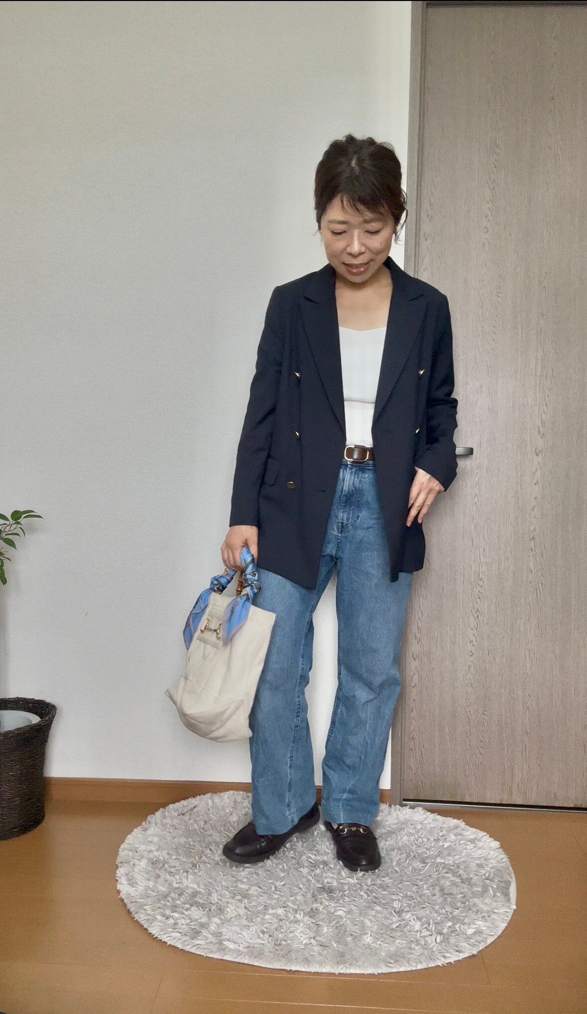 ジャケットとデニムのコーデ
