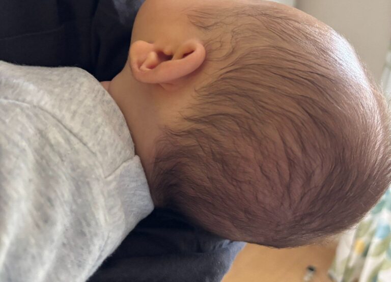 生後2カ月の息子の「重力を知らないほっぺた」が可愛すぎる！「見てるだけで幸せになります」の声と2万件のいいね